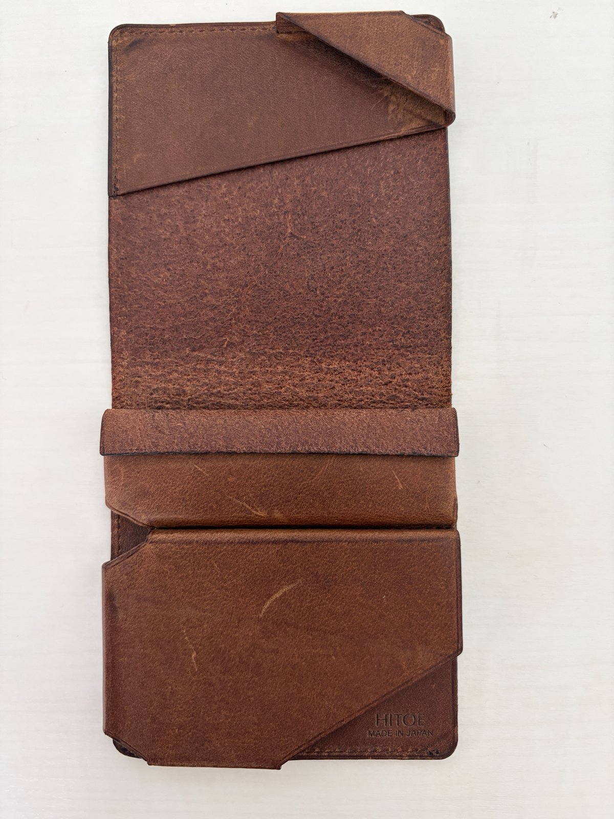 1年使ったHITOE FOLD Anticoの内側。カードスロットとHITOEの刻印、擦れた革