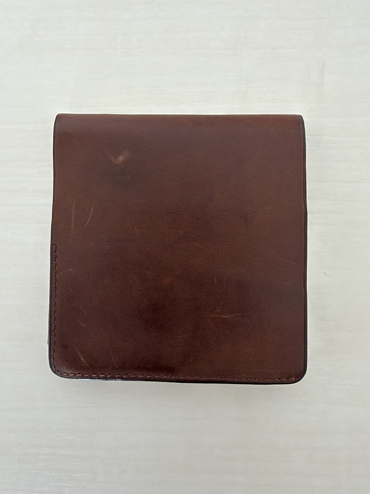 1年使ったHITOE FOLD Anticoの外側。艶が出た革と細かな傷
