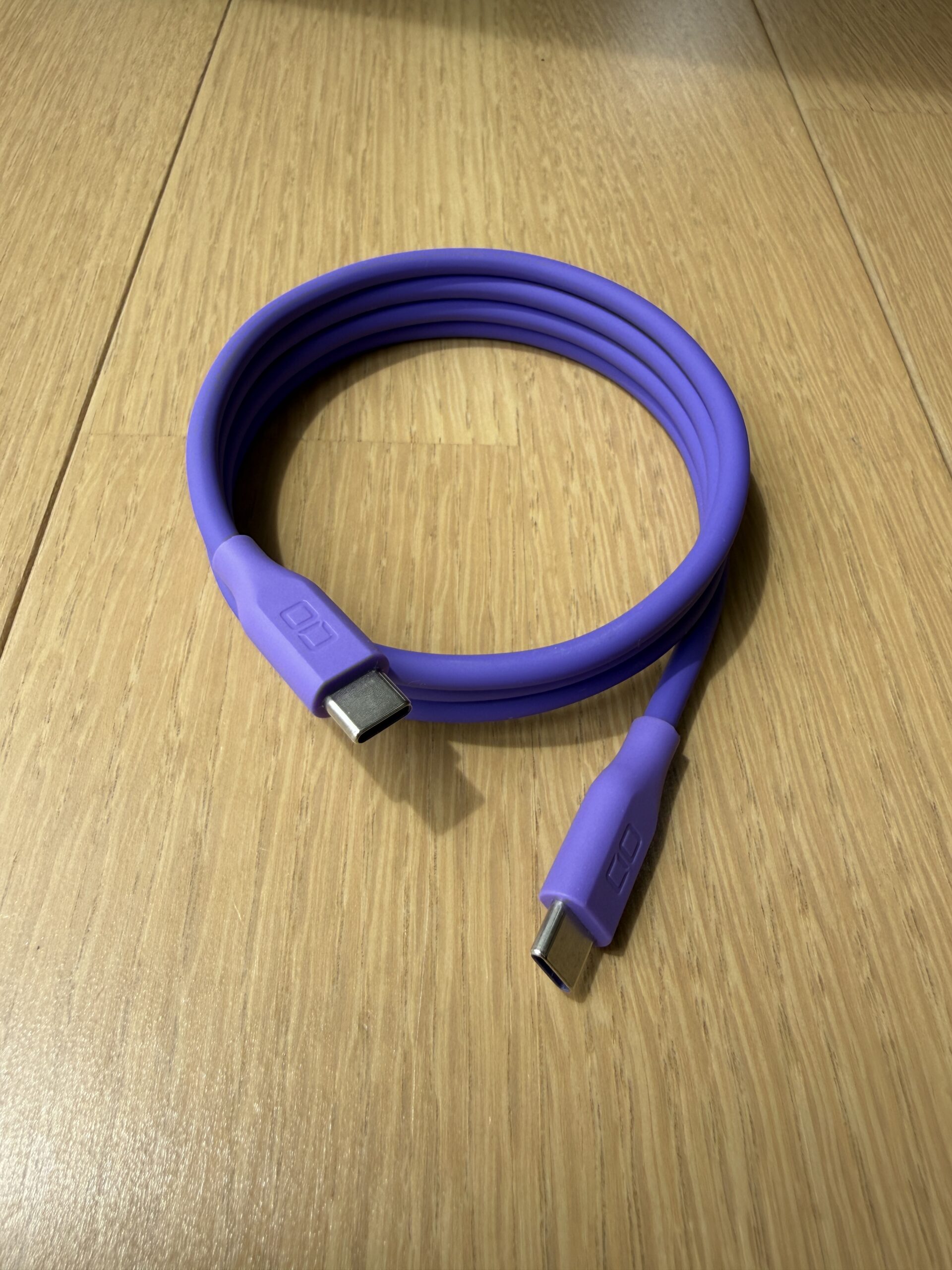 CIO スパイラルシリコンケーブル 両端のUSB-CコネクターとCIOロゴ