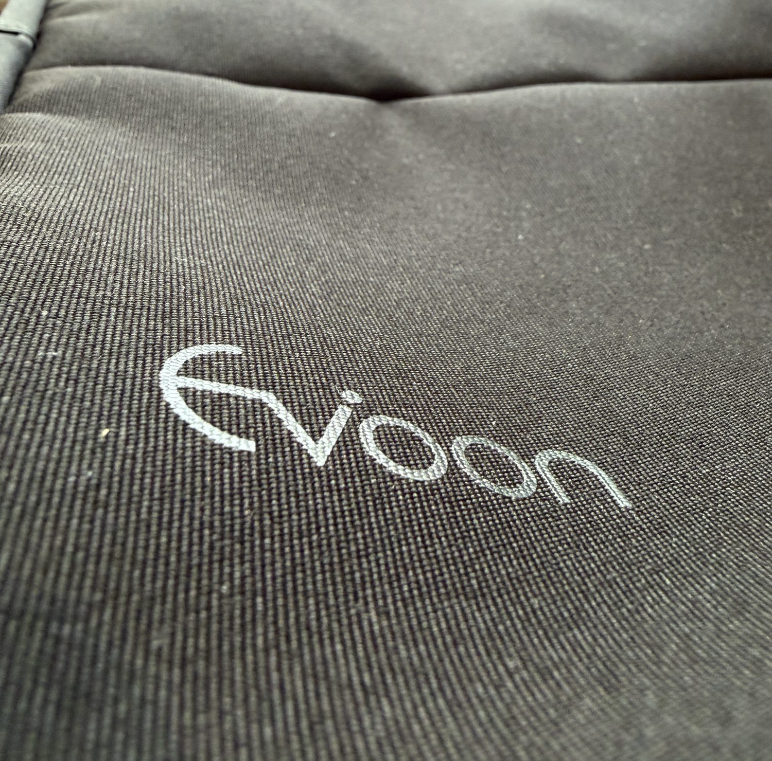 3年使ったEvoonリュックのロゴ周りの色あせと毛羽立ち