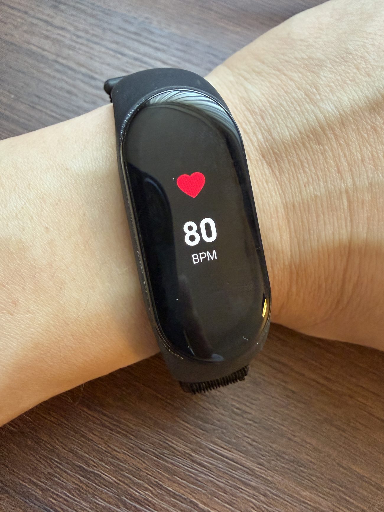 手首のBand 7が心拍数80BPMを表示