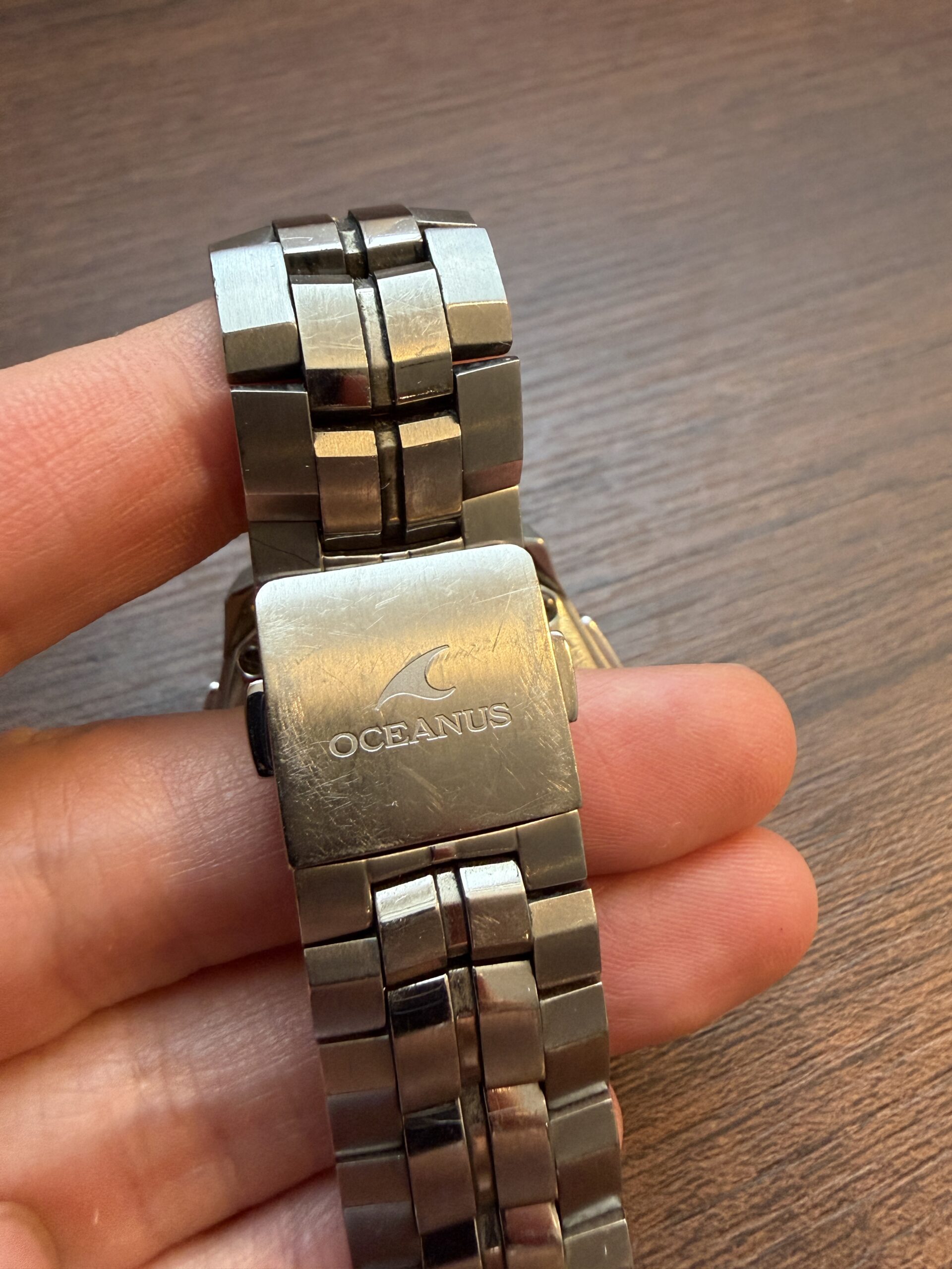 オシアナス OCW-S1400 のバックル。14年使用でこまかな傷がついている(OCEANUSロゴ入り)