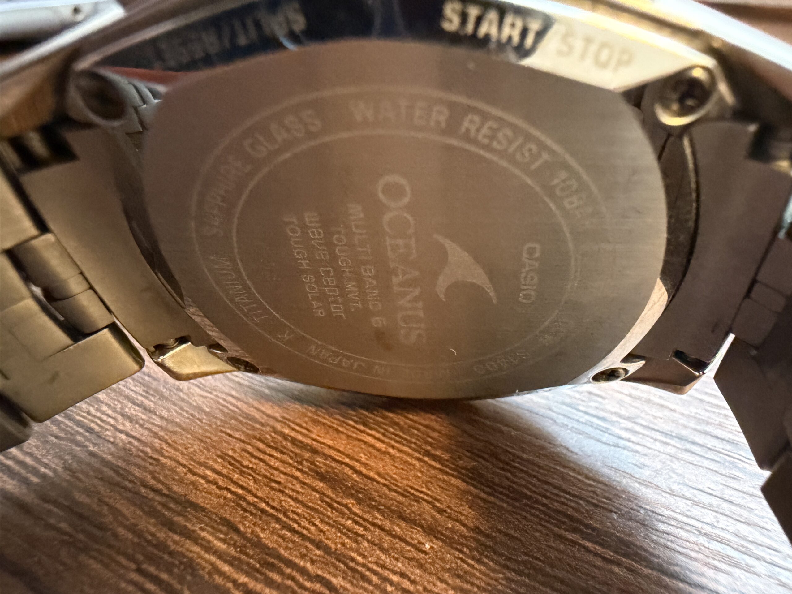 オシアナス OCW-S1400 の裏ぶたの刻印。チタン・サファイアガラス・電波ソーラー・日本製の表記