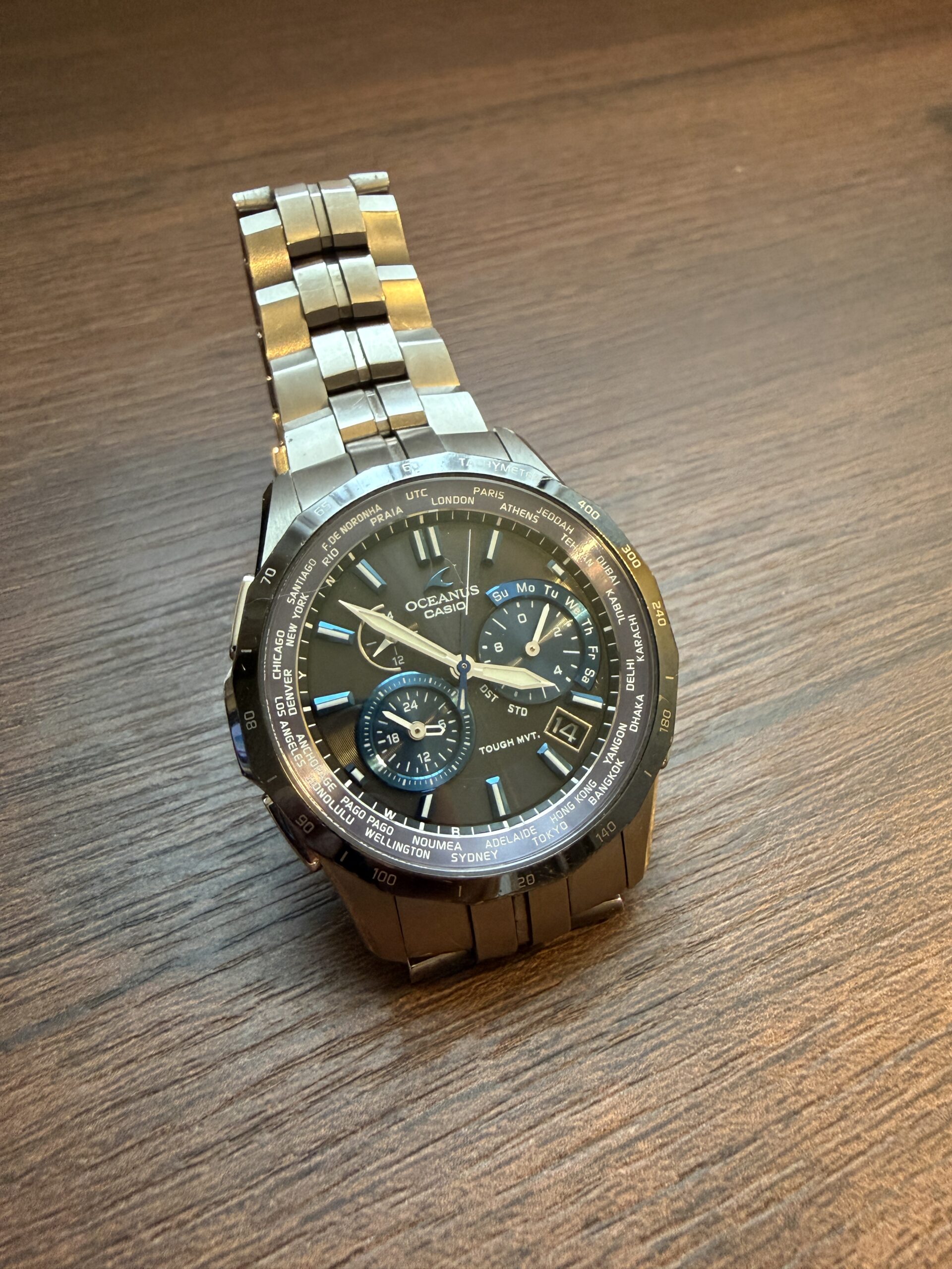 カシオ オシアナス OCW-S1400 マンタの文字盤(ワールドタイム・クロノグラフ・ブルーアクセント)