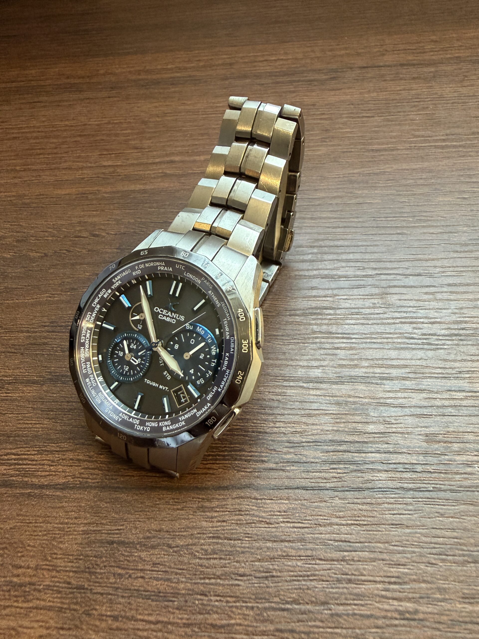 カシオ オシアナス OCW-S1400 マンタの文字盤を斜めから見たところ