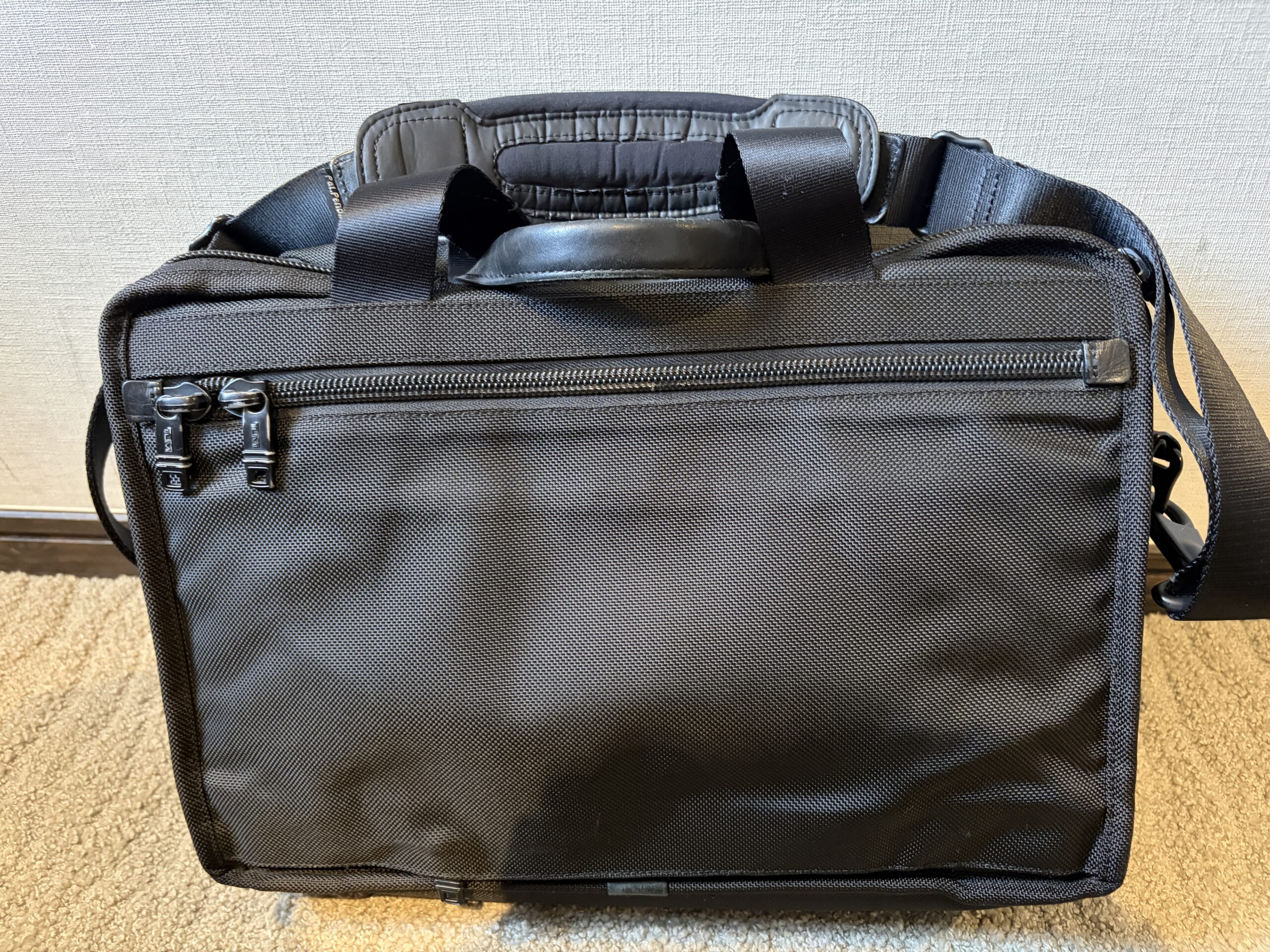 TUMI アルファ ビジネスケースの背面。背面ポケットとショルダーストラップ