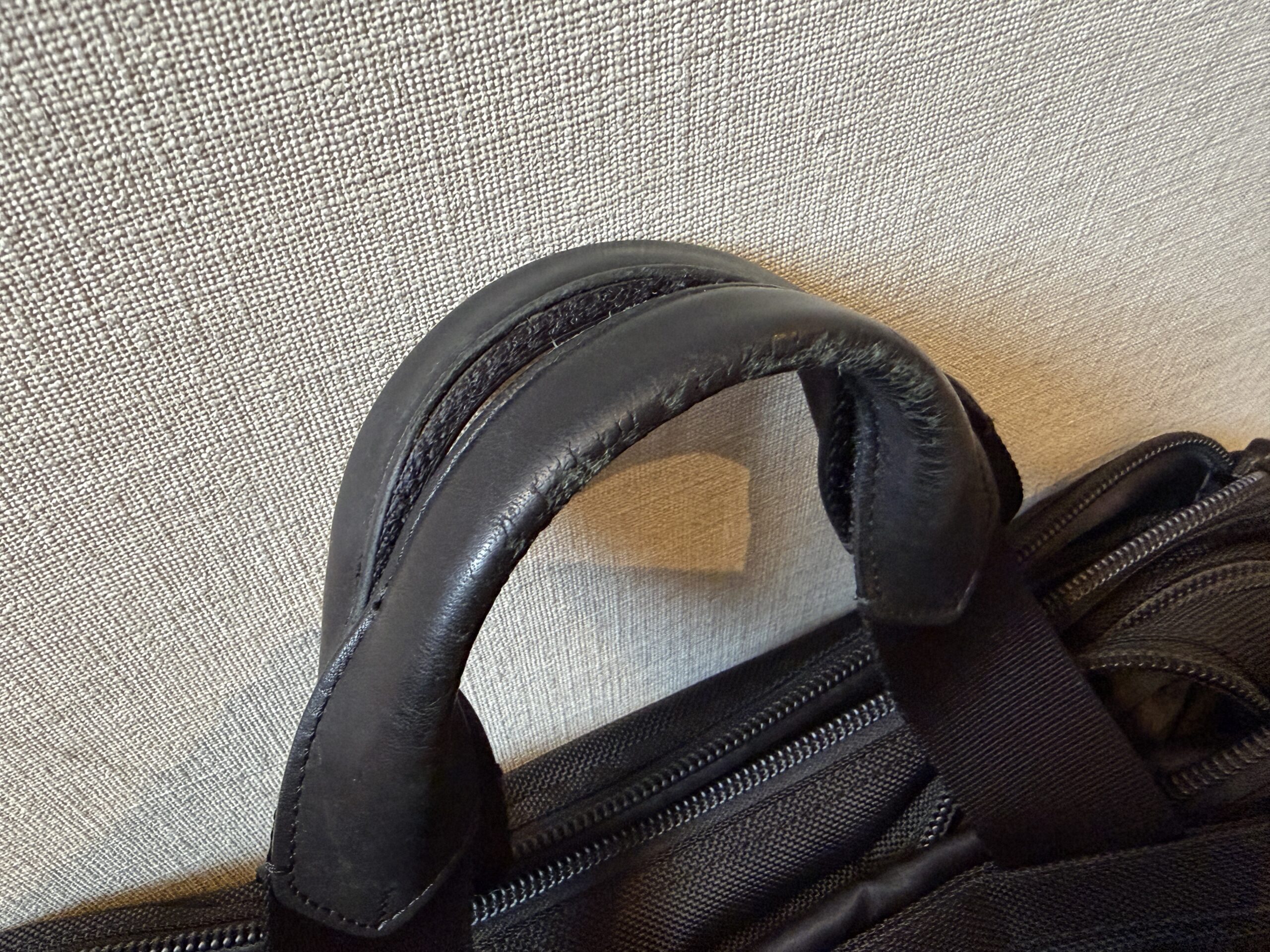 TUMI アルファ ビジネスケースの革ハンドル。13年半使って味の出た経年変化