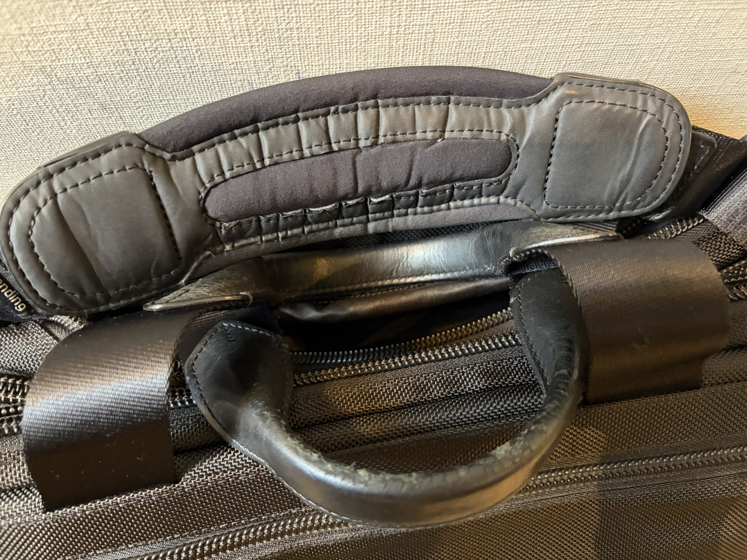 TUMI アルファ ビジネスケースの持ち手。パッド入りハンドルと革ハンドルの二重構造