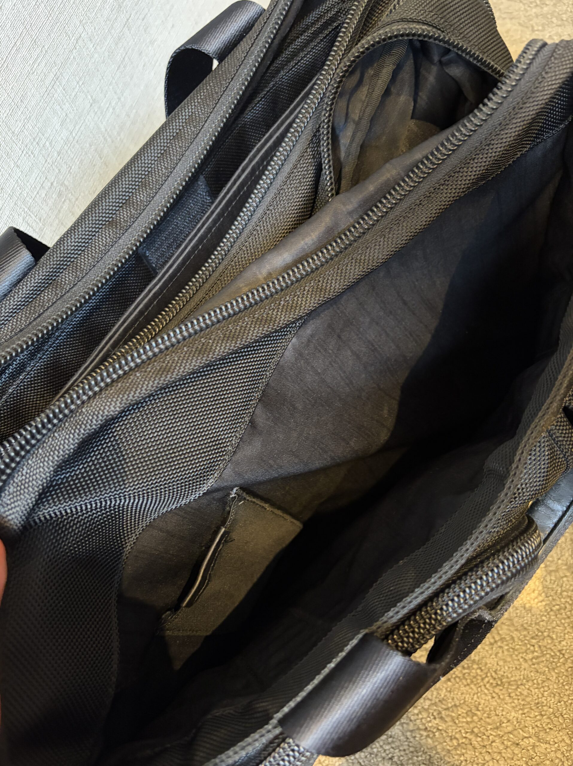 TUMI アルファ ビジネスケースの内部。仕切りと収納ポケットで書類やPCを守る