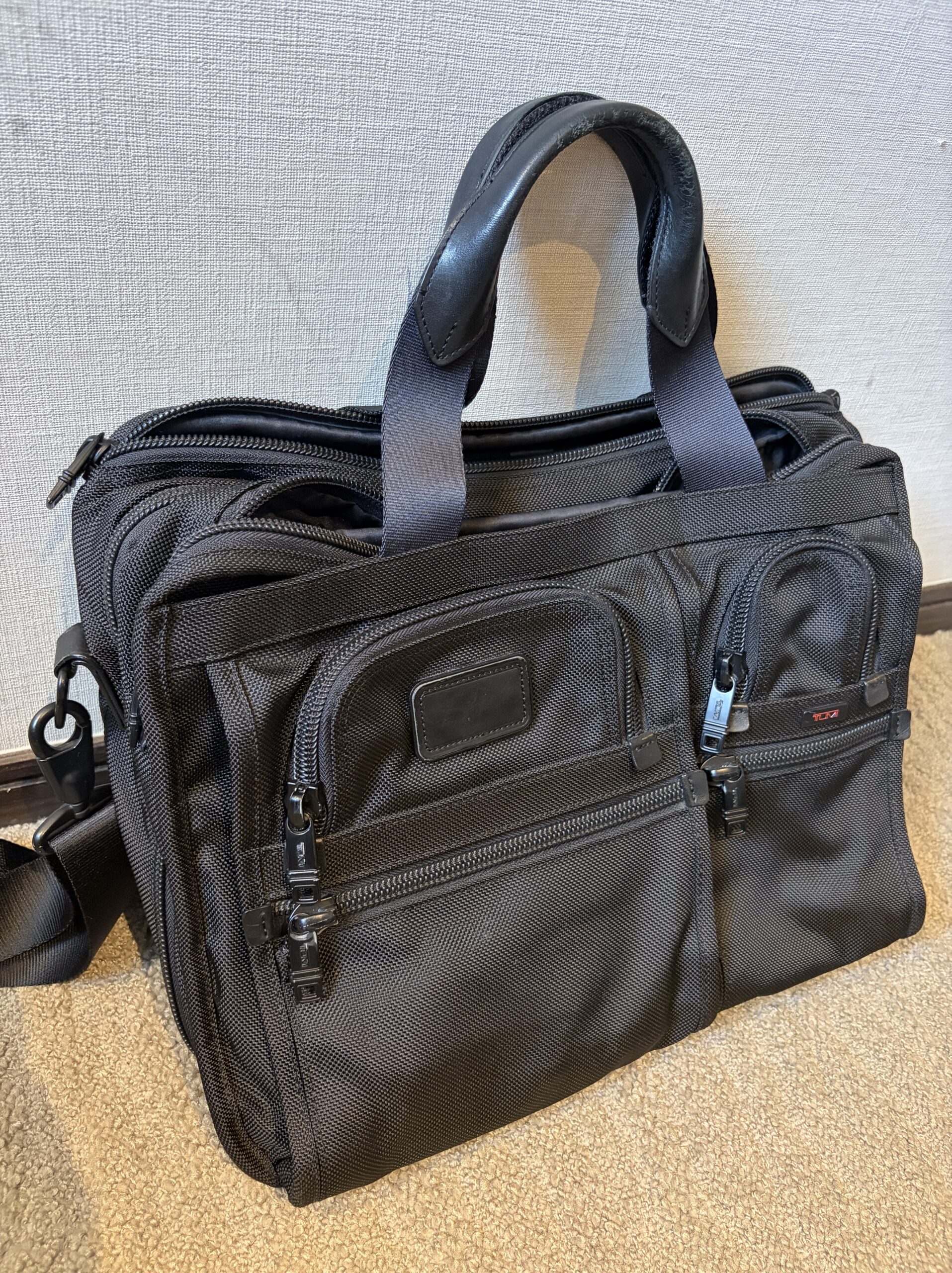 TUMI アルファ ビジネスケースの上面。13年半使っても問題なく開閉できるファスナー