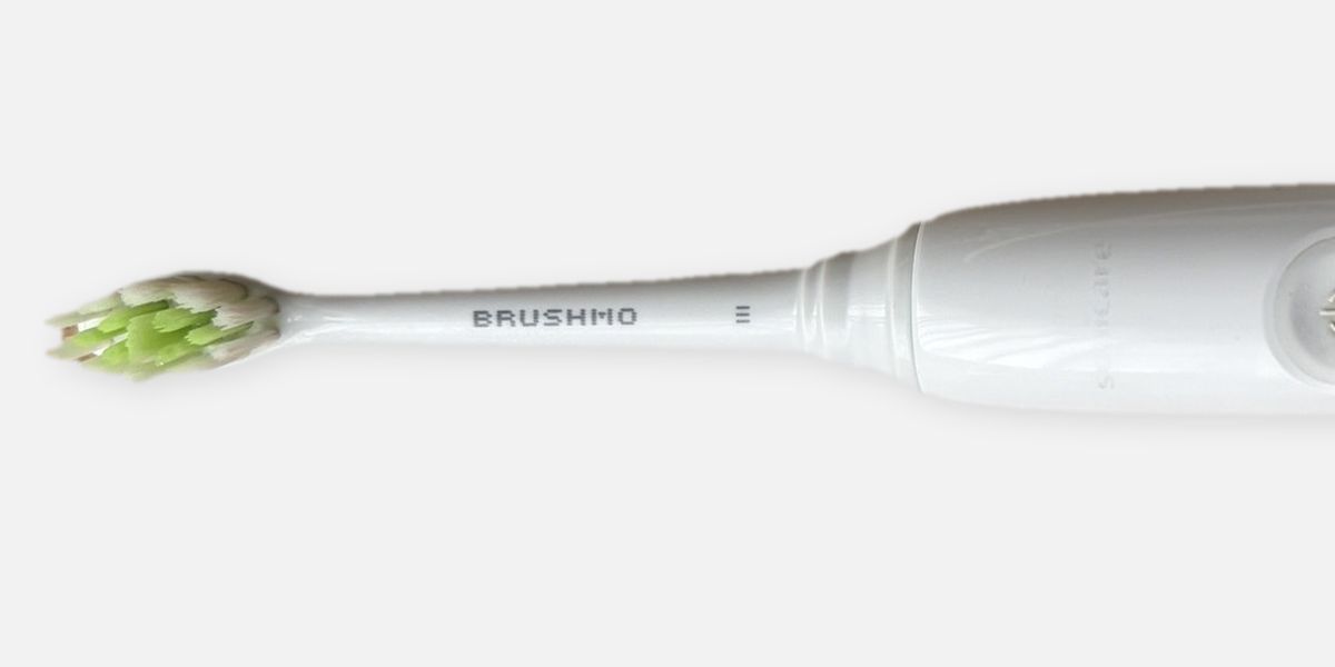 互換ブラシ「ブラシモ」のネック部分の寄り。BRUSHMOの刻印が読める