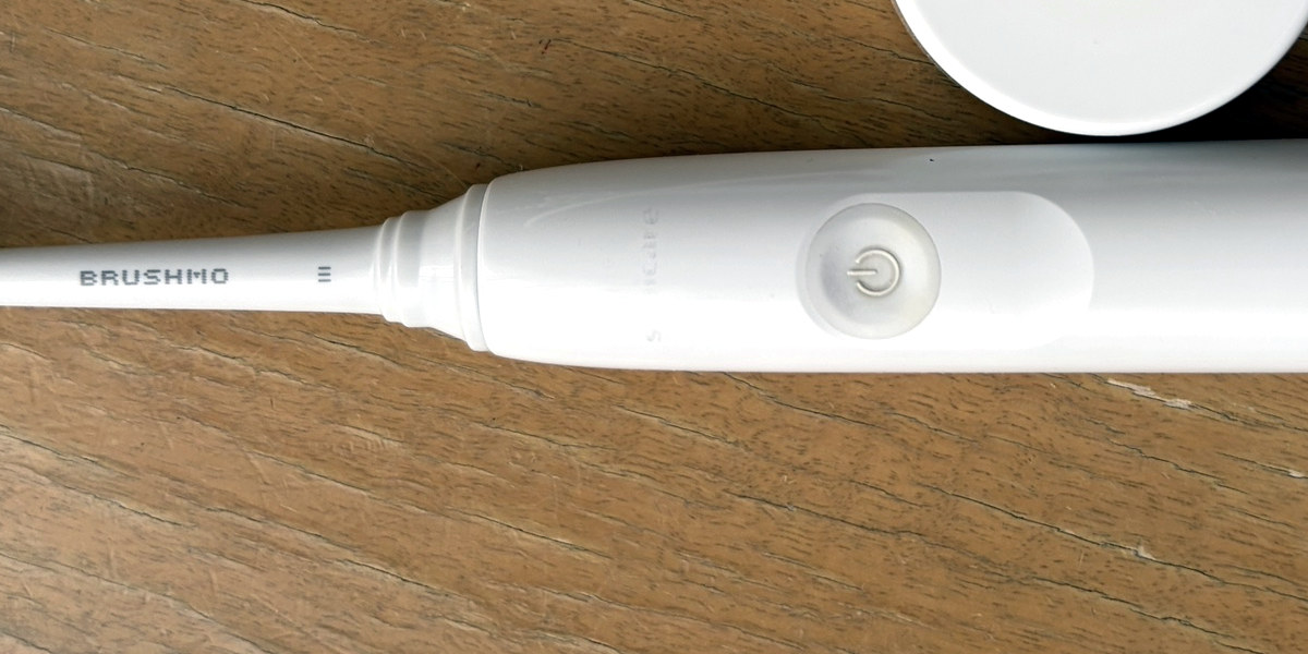 互換ブラシ「ブラシモ」のネック部分の寄り。BRUSHMOの刻印が読める